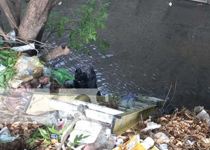 Foto: ¡Rescatan de cauce a tomador! Victima recolectaba latas y botellas en el barrio Monseñor Lezcano/Tn8