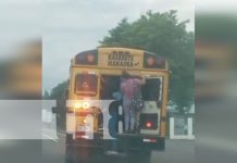 Foto: Mujeres se guindan de un bus en Managua / TN8