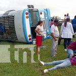 Bus queda "patas arriba" en carretera Matagalpa-Managua