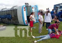 Bus queda "patas arriba" en carretera Matagalpa-Managua