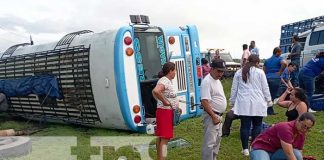 Bus queda "patas arriba" en carretera Matagalpa-Managua