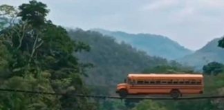 Foto: Conductor de bus pasa un punte colgante /cortesía