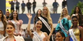 Concursantes de Miss Universo comparten con los salvadoreños desde una plaza