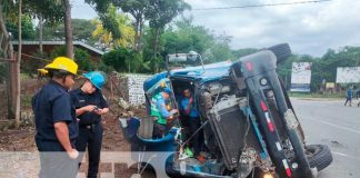 Pesado vehículo procedente de Honduras se vuelca en Yalagüina Madriz