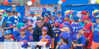 Foto: Niños de la academia Marines reciben material deportivo de béisbol en Villa el progreso /Tn8