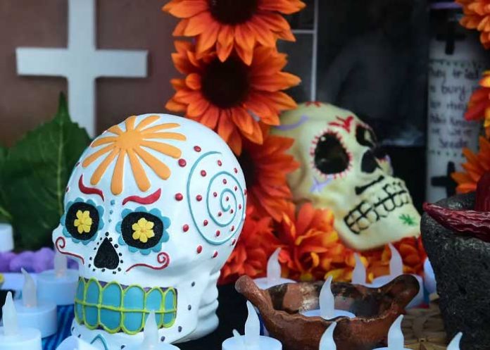 Con altar de muertos recuerdan a migrantes fallecidos en la frontera de Arizona y México