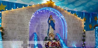 Familias visitan altares alusivos a la purísima en avenida de Bolívar a Chávez