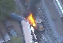 Feroz incendio tras el descarrilamiento de un tren en Estados Unidos