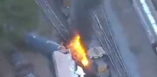 Feroz incendio tras el descarrilamiento de un tren en Estados Unidos