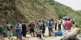 Foto: Seis muertos y siete heridos tras la caída de minibús por barranco en Bolivia/Cortesía