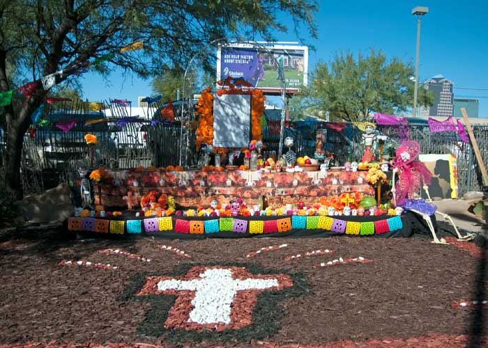 Con altar de muertos recuerdan a migrantes fallecidos en la frontera de Arizona y México