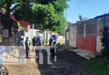 Foto: Sujeto se sube a un techo de Managua con cuchillos / TN8