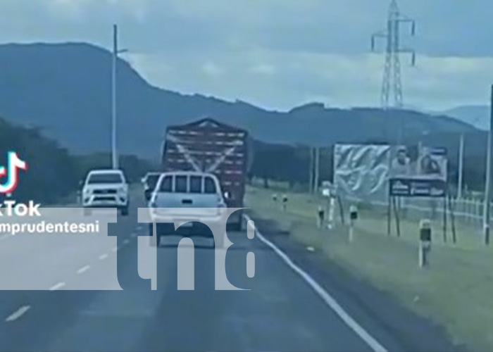 Foto: ¿Descuidado, cansado o distraído? Camionero cuadrea en plena marcha para no volcarse