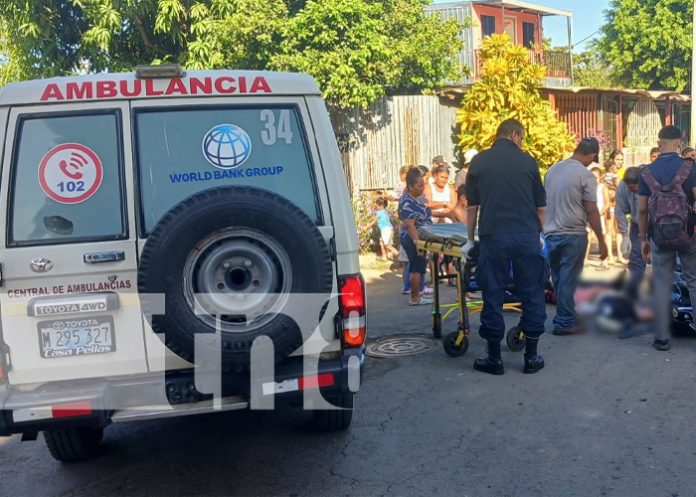 Maestra y contador lesionados tras colisión de motocicletas en Managua