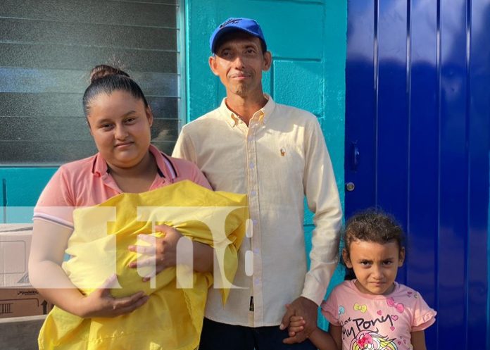 Foto: Entregan llaves de viviendas sociales a dos familias en Juigalpa/TN8
