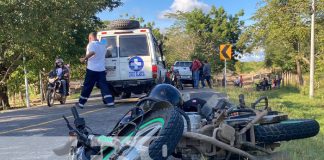 Foto: Dos motociclistas lesionados al impactar contra un costado de una camioneta / TN8