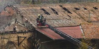 Horror en Francia: Asesinó a sus padres a tiros y después incendió la casa