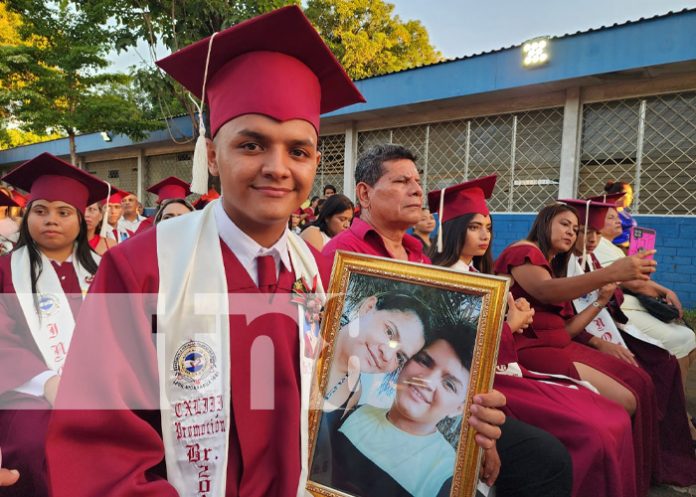 Foto: Estudiantes del Instituto Nacional de Occidente culminan con éxito su año escolar / TN8