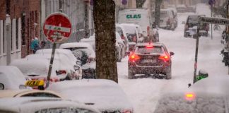 Aeropuerto y transporte paralizado por tormenta de nieve en Alemania