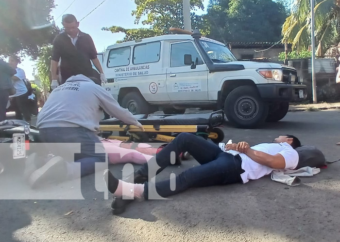 Maestra y contador lesionados tras colisión de motocicletas en Managua