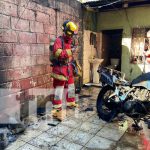 Foto: Incendio de una moto en una vivienda de Chinandega / TN8