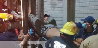 Foto: Hombre se atasca en una verja metálica en Diriamba / TN8