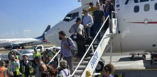 Foto: México: pasajero abre puerta de emergencia y se posa en ala del avión/Cortesía