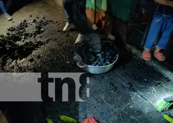 Carbón encendido desata alerta de incendio en el Mercado Oriental, Managua