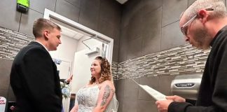 Increíble: Pareja realiza su boda en el baño de una gasolinera