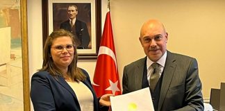 Embajadora de Nicaragua en Türkiye entrega Copias de Estilo