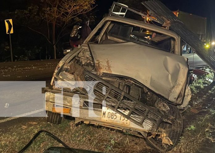 Foto: Fuerte choque entre camioneta y rastra deja tres heridos en Juigalpa/TN8