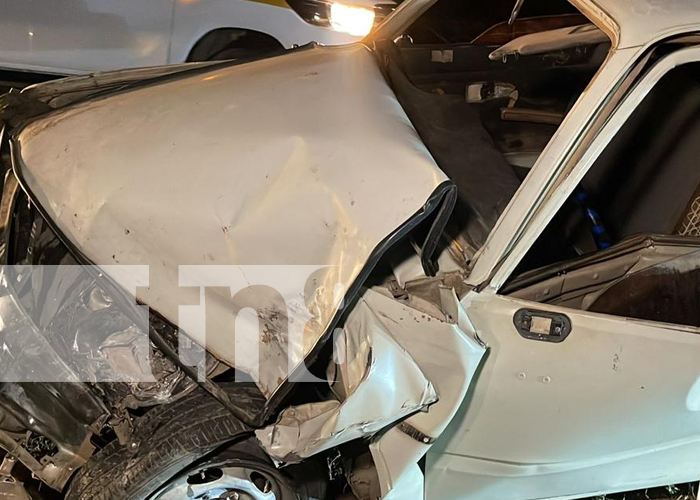 Foto: Fuerte choque entre camioneta y rastra deja tres heridos en Juigalpa/TN8