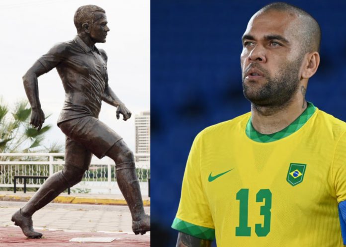 Retiran la estatua en homenaje a Dani Alves 