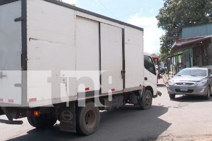 Choque entre carro y camión deja a una mujer herida en el barrio 19 de julio en Managua