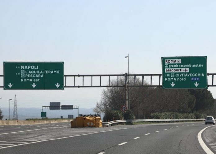 Mujer de Italia abandona a su hija en una carretera