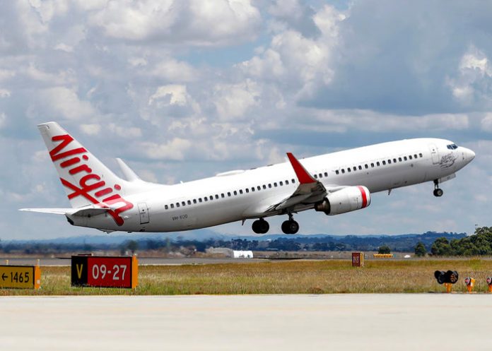 Hombre corre desnudo en los pasillos de un avión