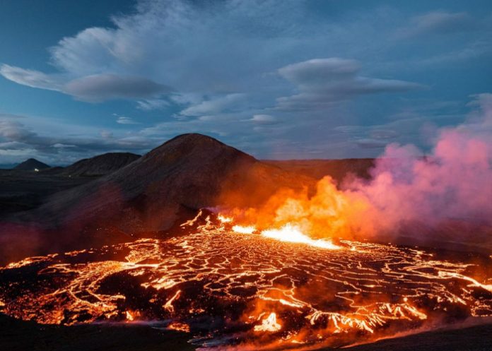 Volcán de Islandia vuelve a erupcionar con lava