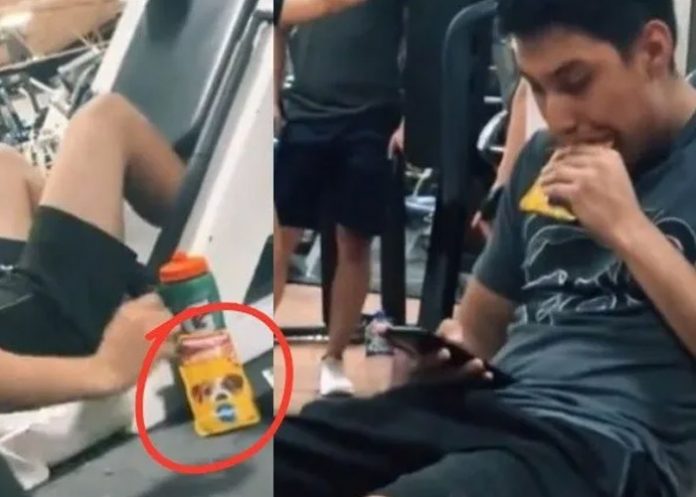 Foto: Escandaloso: Joven es captado comiendo comida para perro en el gimnasio / Cortesía