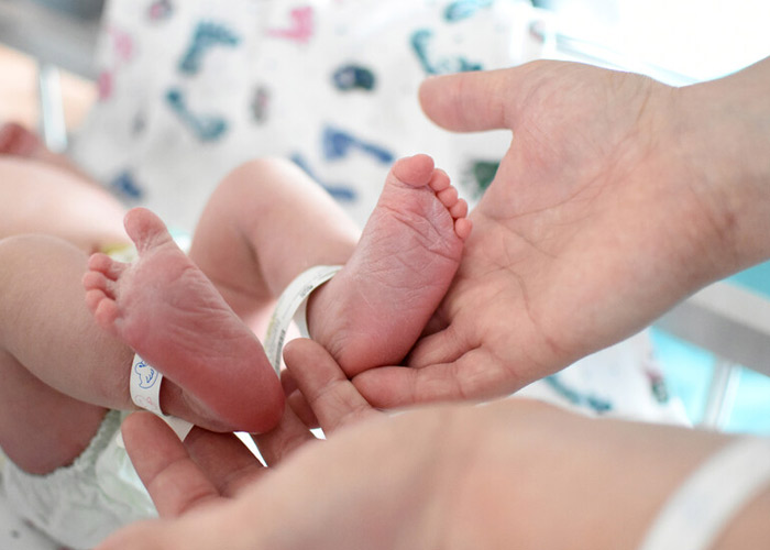 Mujer apuñala a sus hijas renacidas en hospital de México