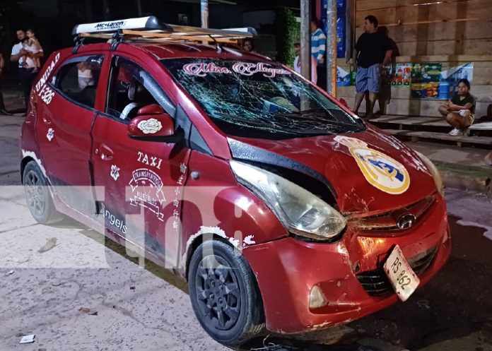 Foto: Motociclista herido tras choque con taxi en la entrada de la iglesia Maranatha en Bluefields/TN8