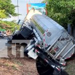 Foto: Pipa a punto de volcarse en carretera a Masaya causa alarma entre conductores/TN8