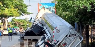 Foto: Pipa a punto de volcarse en carretera a Masaya causa alarma entre conductores/TN8