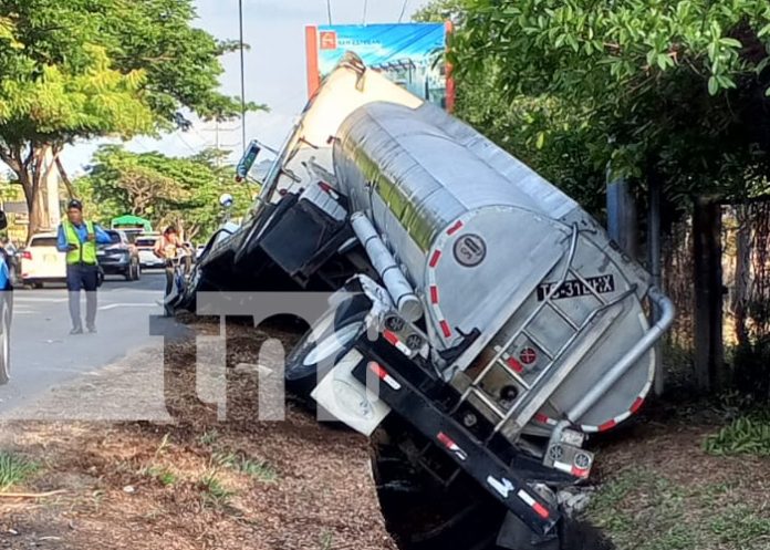 Foto: Pipa a punto de volcarse en carretera a Masaya causa alarma entre conductores/TN8