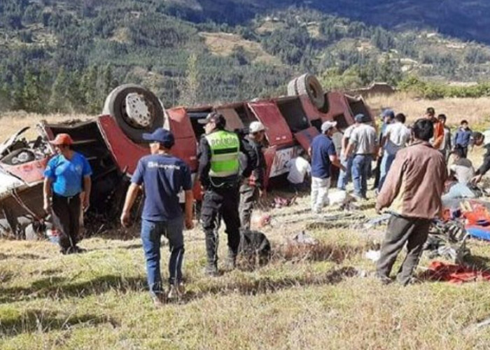 13 personas mueren en caída de autobús en Perú