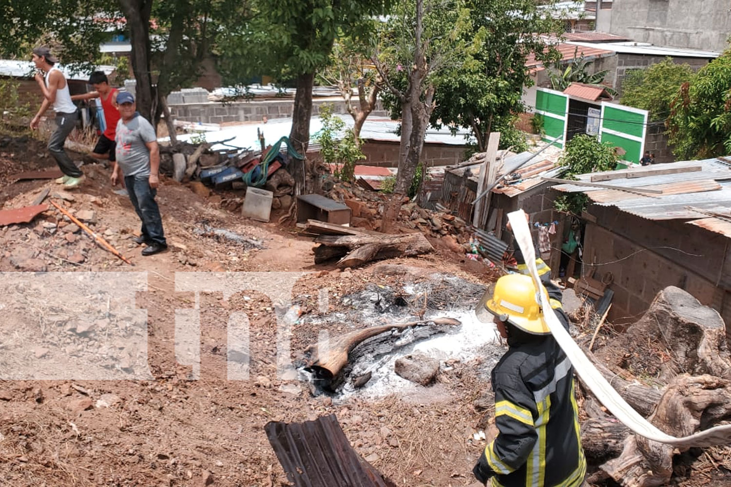 Foto: Vecinos se unen para sofocar incendio en barrio Tamanes, en Juigalpa/TN8