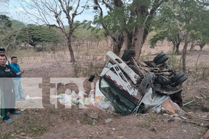 Foto: Camión volcado en la Carretera Muy Muy-Matagalpa deja grandes pérdidas/TN8