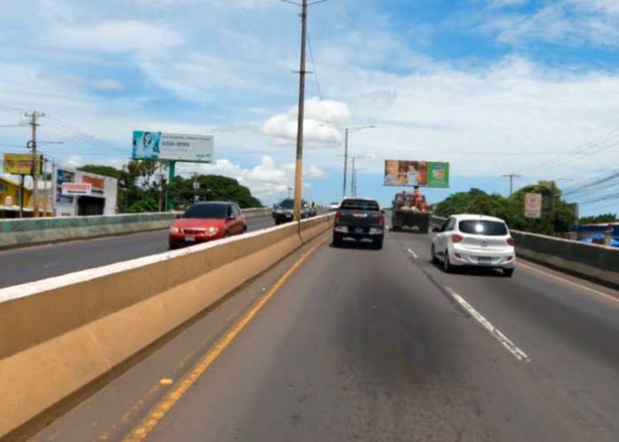 Mujer provoca accidente en carretera norte, Managua al invadir carril de motociclista