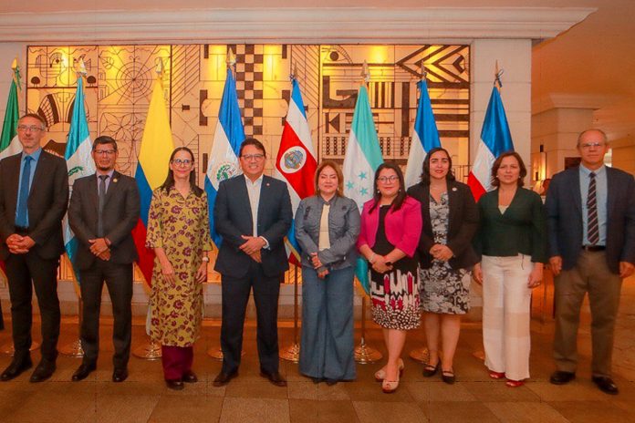 Foto: Nicaragua destaca avances educativos en Reunión Centroamericana en El Salvador/TN8