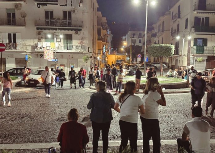Evacuan cárcel de mujeres en Nápoles por sismos