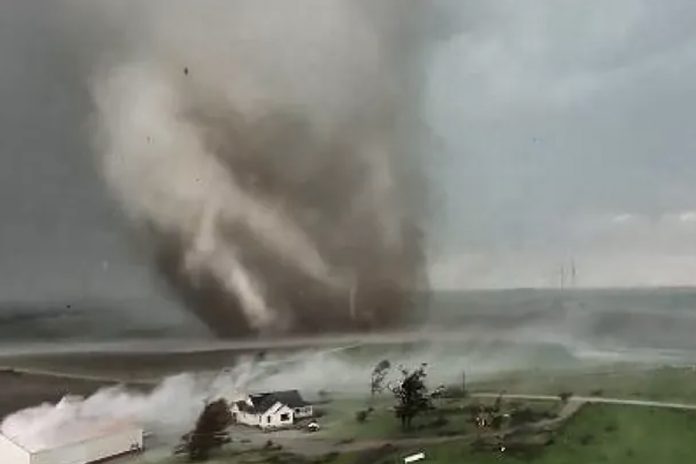 Foto: Potente tornado en Iowa, Estados Unidos, deja varios muertos y 35 heridos / Cortesía